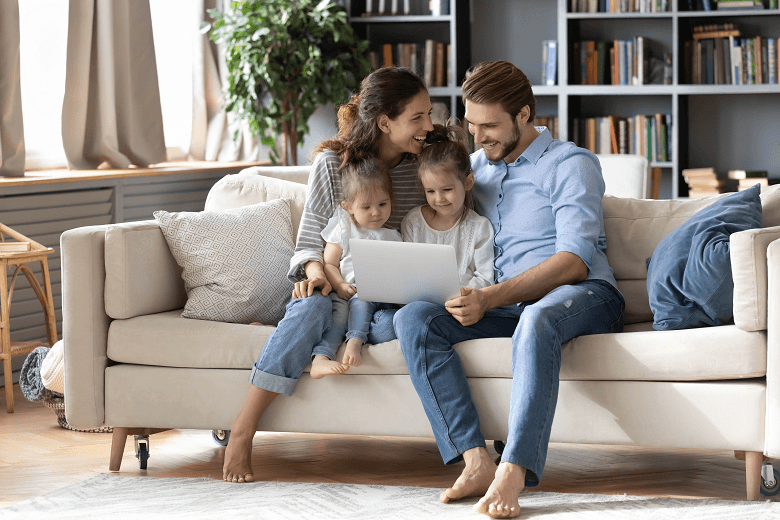 Famile sitzt auf dem Sofa